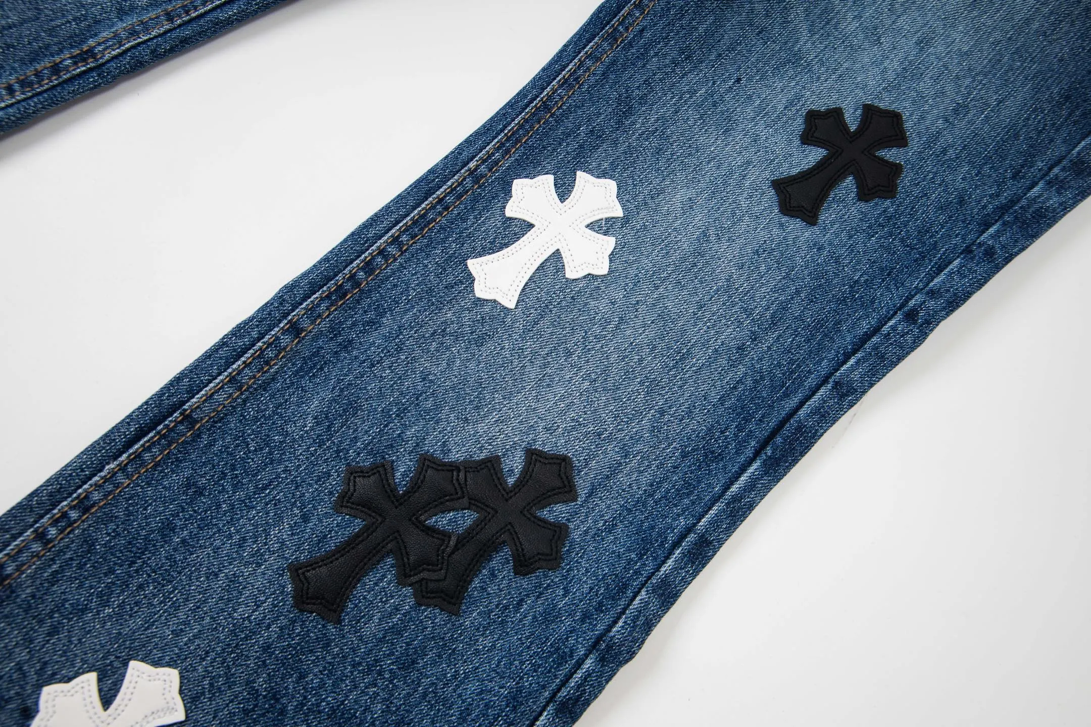 P240 Chrome Hearts Chrome Hearts blue pants, black and white multi-leather jeans, multi-leather label work jeans, ch jeans, all need to be washed and then disassembled and hand-stitched with sheepskin cross leather and then spliced to complete. The whole process is too complicated to describe. About Chrome Hearts This is an extremely luxurious fashion brand that can also be called the nobility of the high street. It has always been an exclusive brand for some hipsters or rich second generations. Compared with ordinary high streets, it is more luxurious and noble. Compared with luxury brands, it is more fashionable and individual. It has always been a brand that I have a special liking for. Style number: 1790# Color: blue Size: 28 30 32 34 36